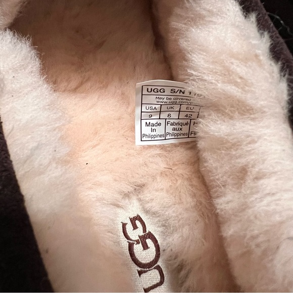 UGG Men’s Slipper - Picture 2 of 3